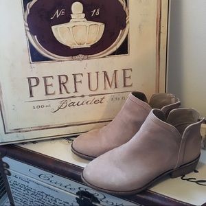 Gianni Bini GB sz 5.5 taupe bootie